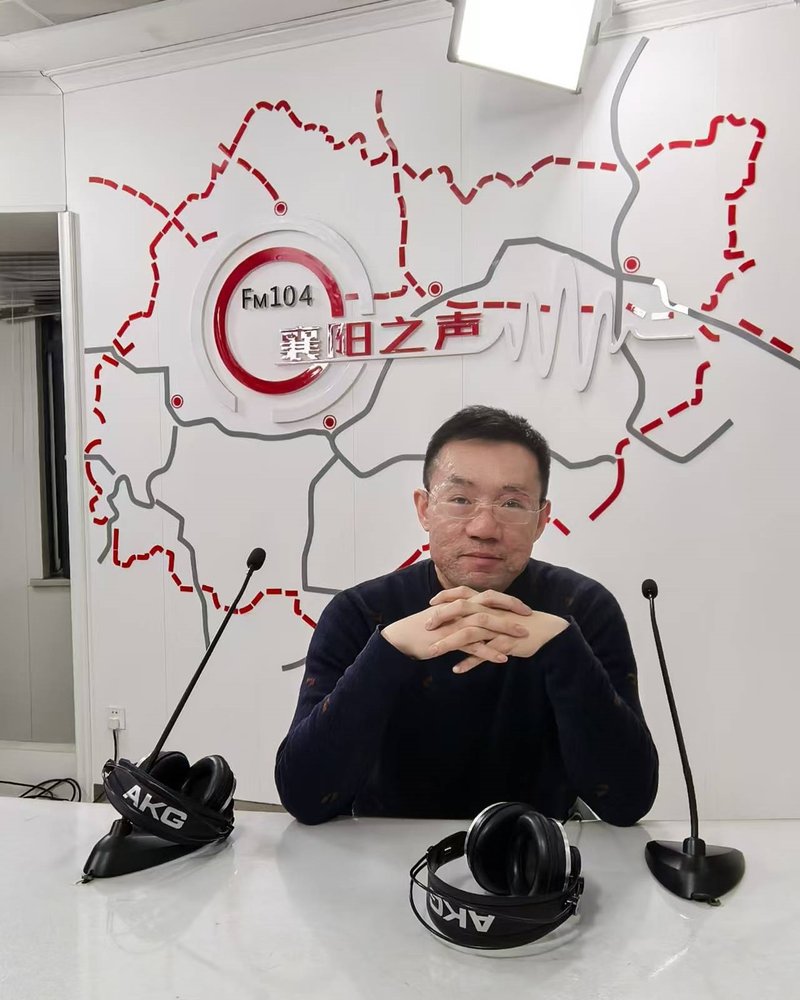 姚源远在襄阳广播电视台《讲法说理》栏目录制现场